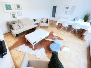 Waldblick: Wohnzimmer mit Essbereich